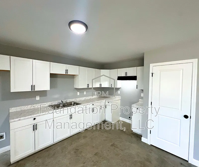 5 bed, 2.5 bath, 1800 sqft, $1,595 — Photo 3