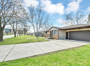 1091 Blue Ridge Dr, Green Bay, WI 54304