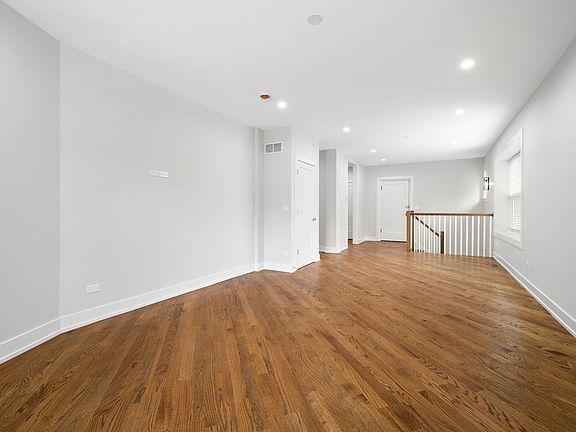 3rd image of 2324 W Cornelia Ave #1
