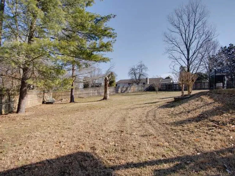 380 Lakeview Cir — Photo 8