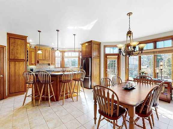 3rd image of 2860 Wexford Way