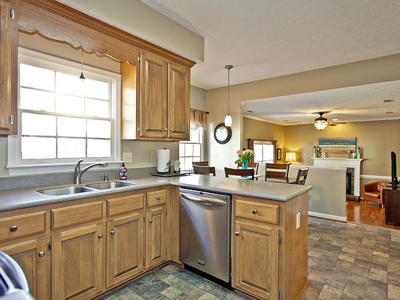 5th image of 106 Brighton Cir