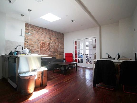 4th image of 245 Bainbridge St