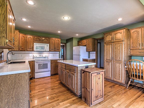 4th image of 608 Eagle Crest Dr