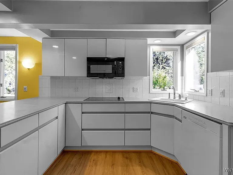 157 Royal Pkwy W — Photo 3