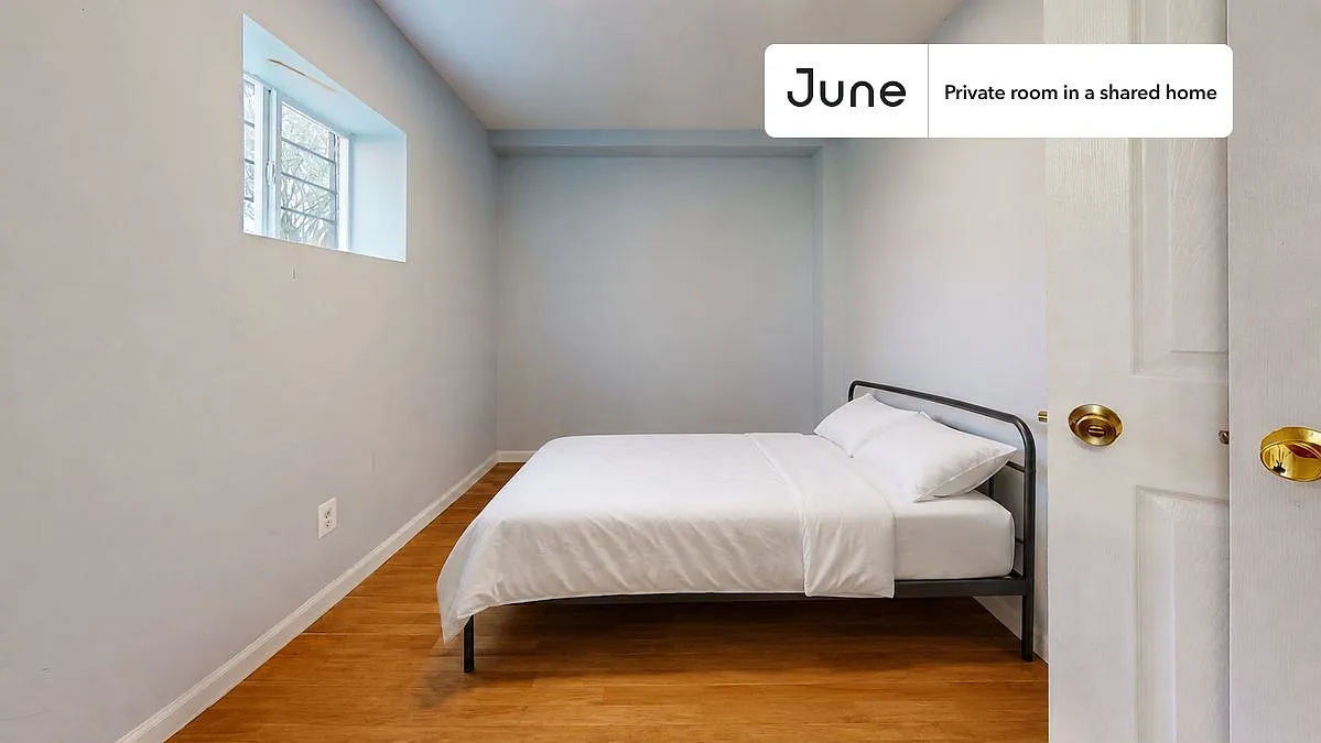 Queen bedroom in 7 bed/6 bath home in Dupont Park #1811 G — Photo 1