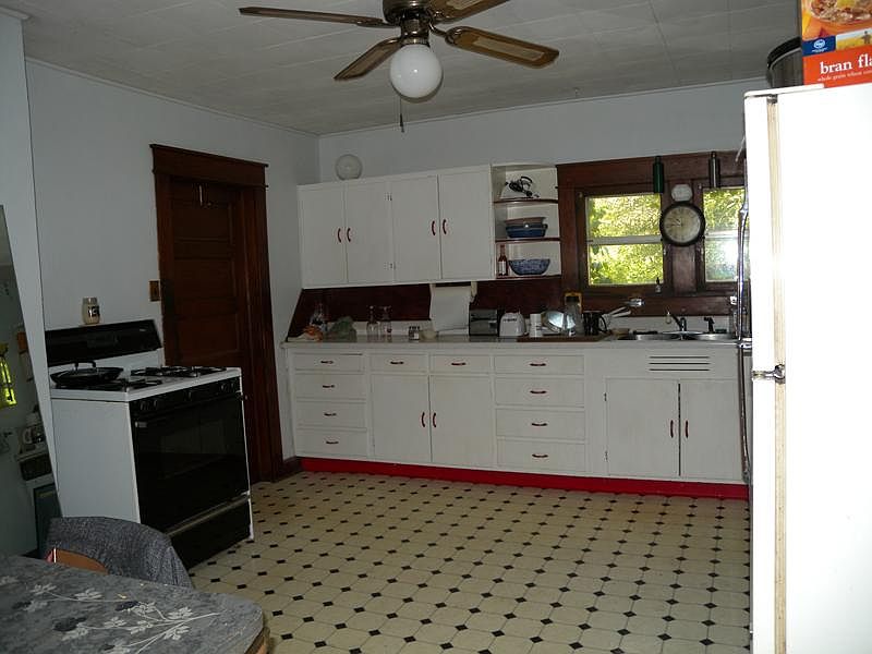 2nd image of 900 W 6th St