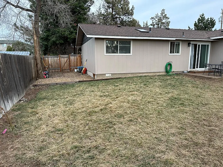 1051 SW 18th St — Photo 14