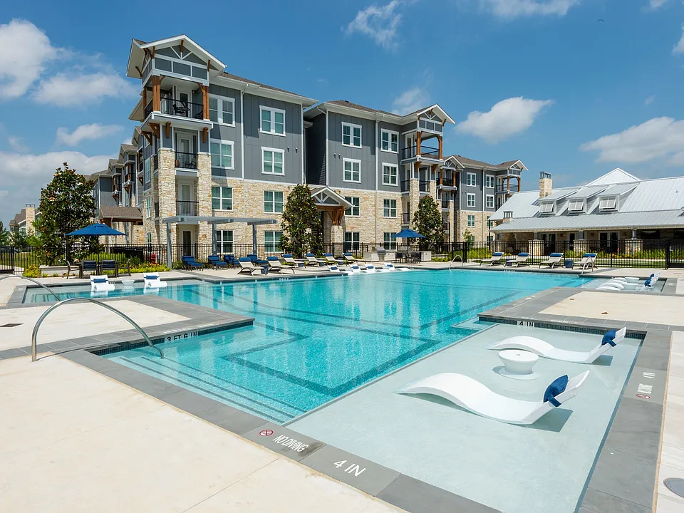 Lakeside Row Apartments