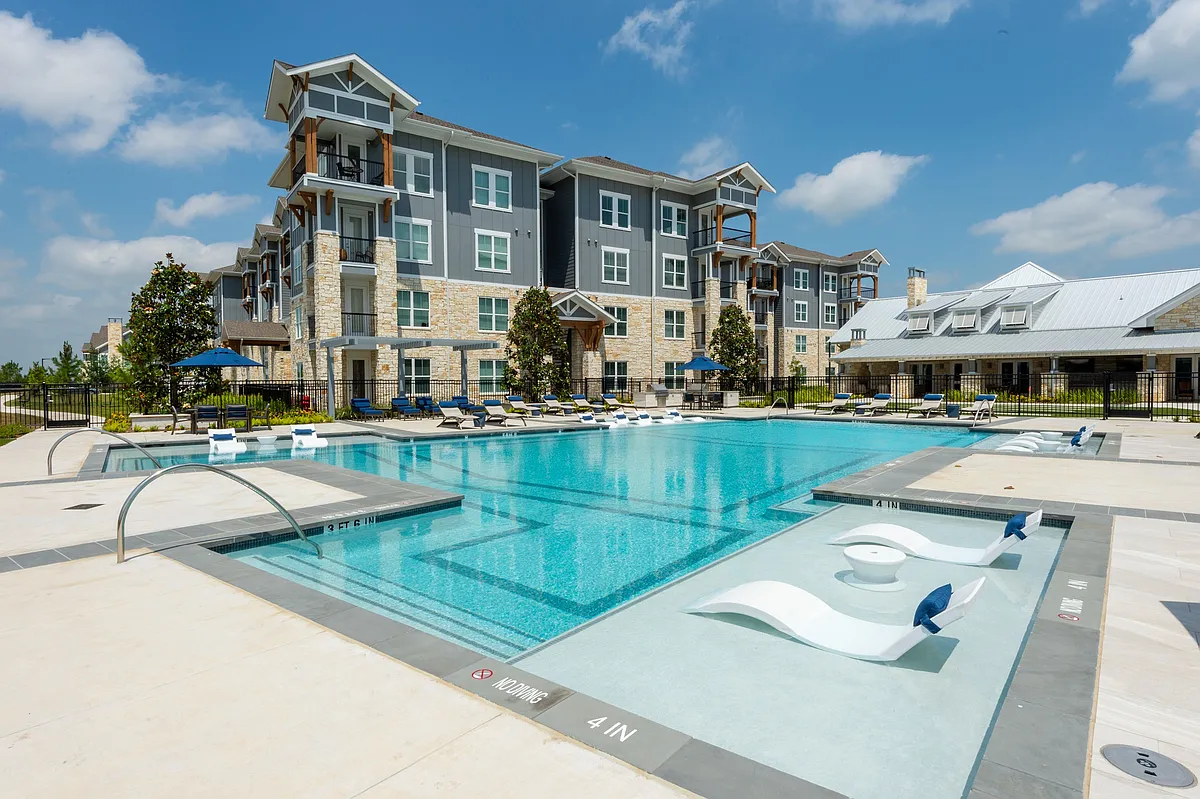Building Photo - Lakeside Row Apartments