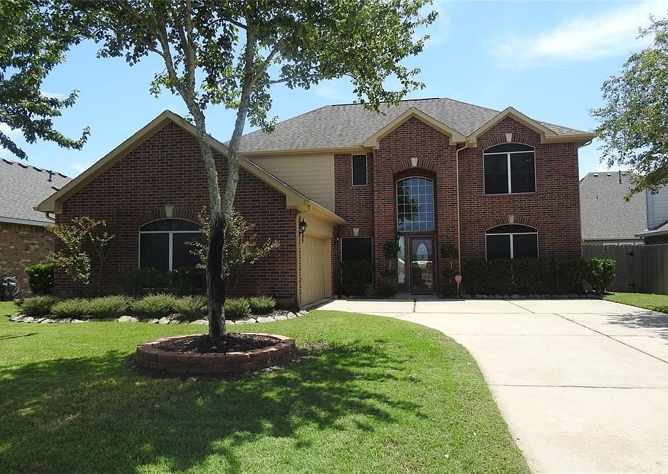 Beautiful well maintained home located in the popular Neighborhood of Forest Heights.