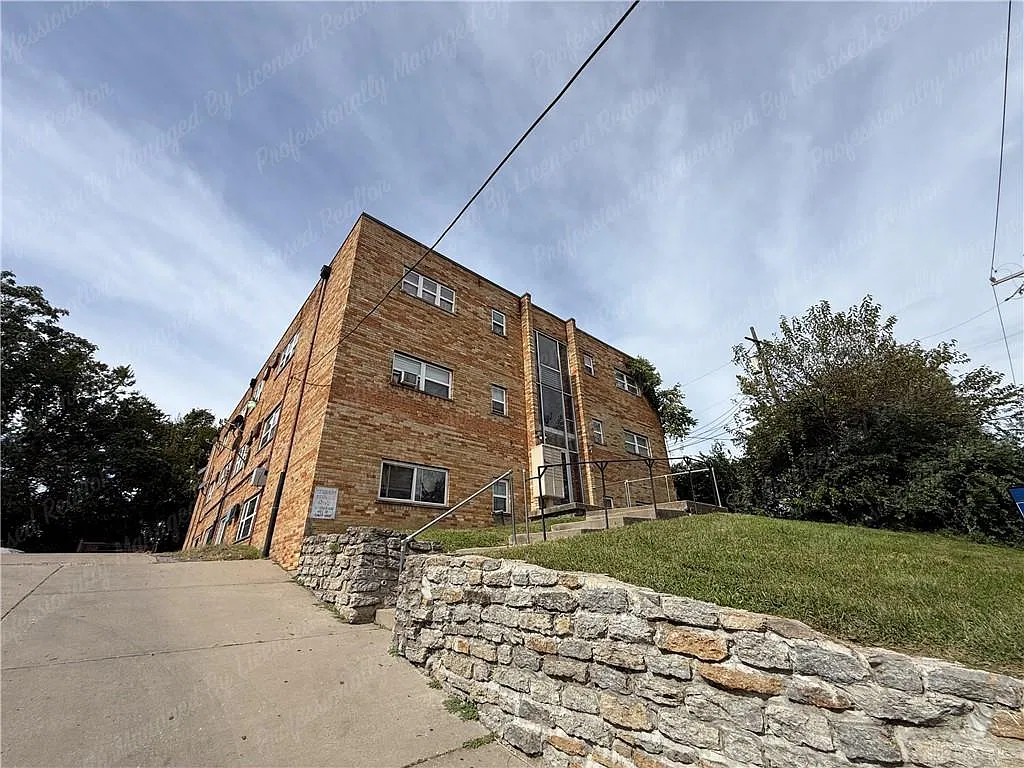 947 Grand Ave — Photo 1