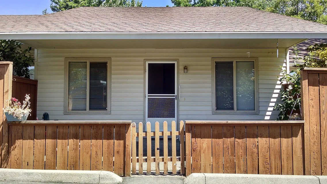 587 NW Buddy Ln APT C photo 1