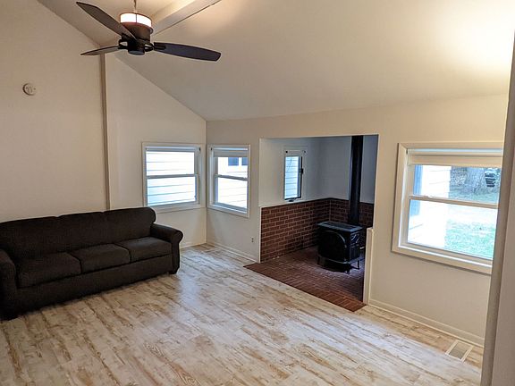 3rd image of 935 Scenic Dr