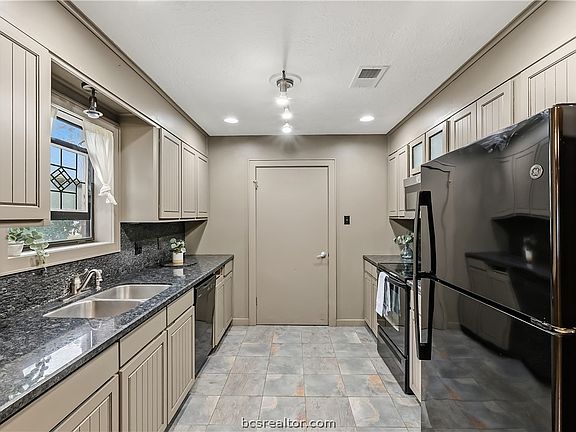 3rd image of 2826 Forestwood Dr