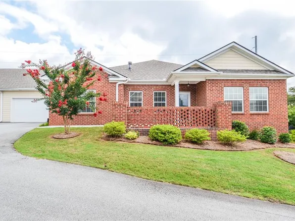 373 Villa Park Cir, Stone Mountain, GA 30087