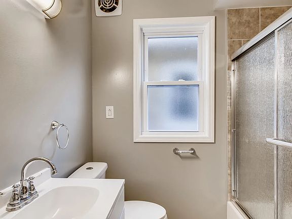 4th image of 2943 N Mont Clare Ave