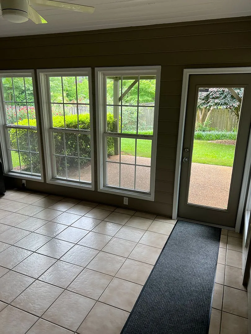 Nice 3 Bedroom 2 Bath Available Now! Schedule your Showing and Apply Today! — Photo 4