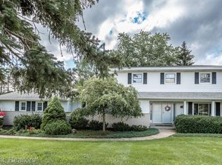 627 Castlebar Dr, Rochester Hills, MI 48309