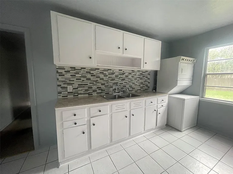 4810 Airport Blvd — Photo 3