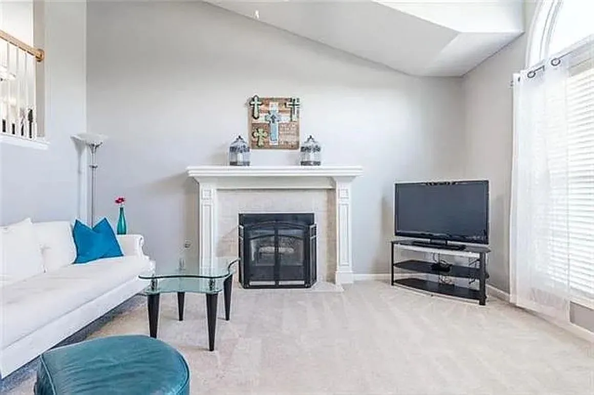3 bed, 3.5 bath, 2112 sqft, $2,690 — Photo 3