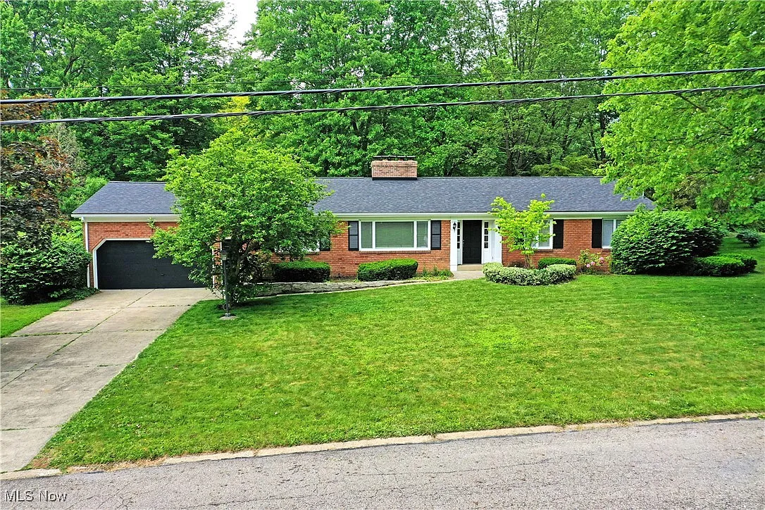 8615 Squirrel Hill Dr NE photo 1