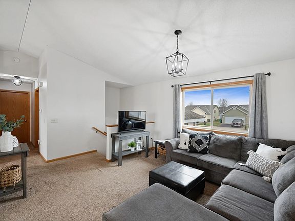 3rd image of 1609 Forest Glen Cir