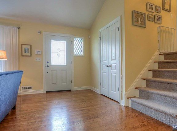 3rd image of 774 Glenside Ct E