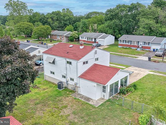 3rd image of 923 Buck Dr