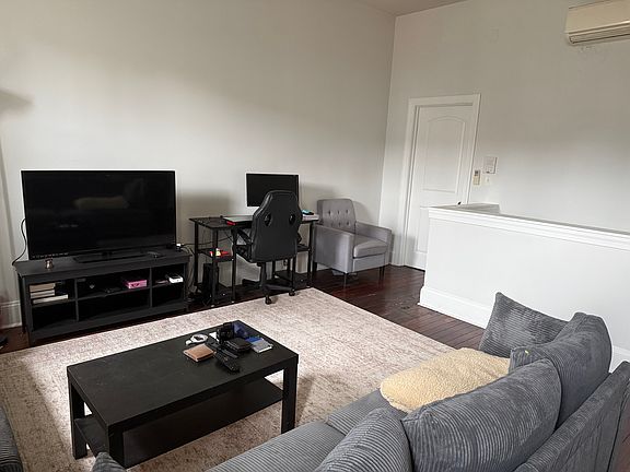 5th image of 2033 Spruce St APT 8
