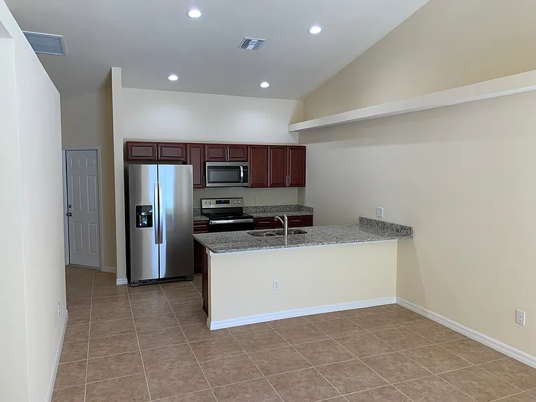3827 SW 8th Ct — Photo 12