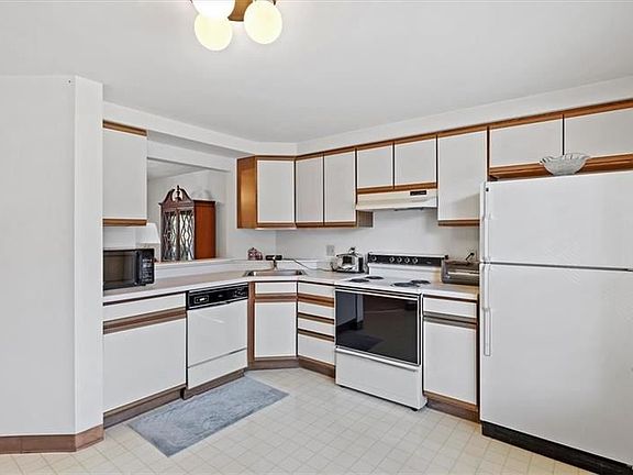 3rd image of 468 Shadywood Dr