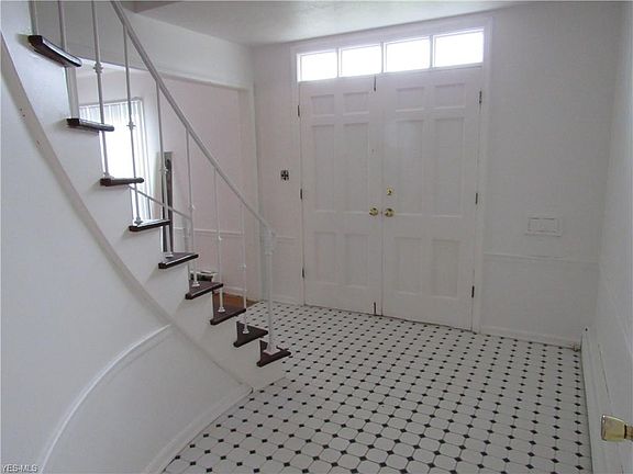 3rd image of 28663 Windsor Dr