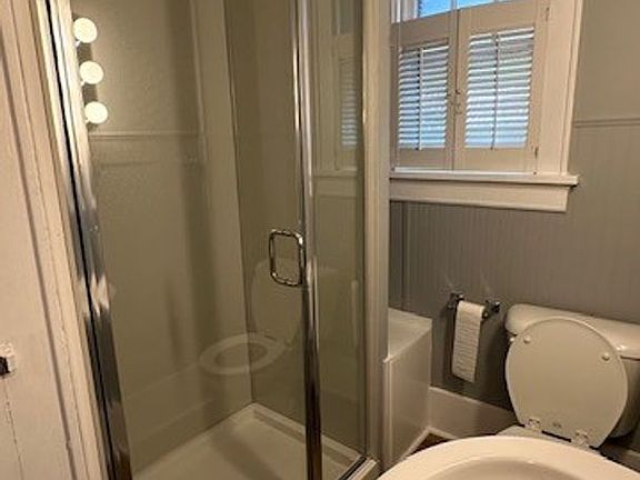 5th image of 815 Roberts St