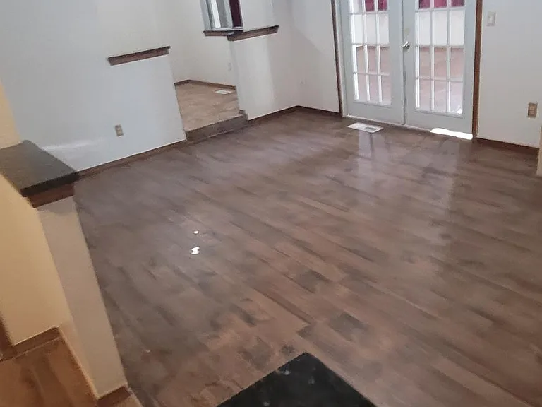 1004 Oakwood Dr — Photo 3