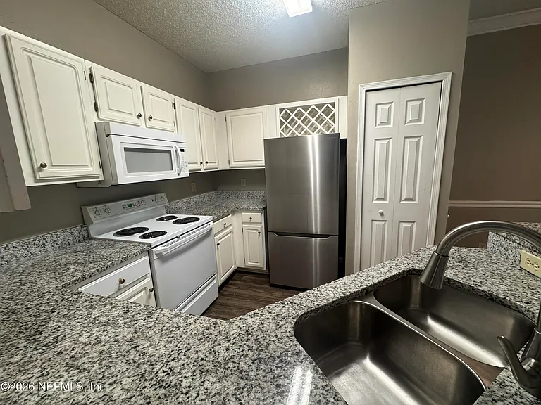 10000 Gate Pkwy #1323 — Photo 5