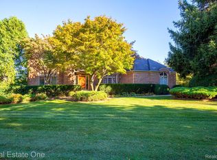 5538 Clearview Dr, Troy, MI 48098