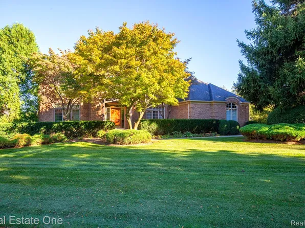 5538 Clearview Dr, Troy, MI 48098