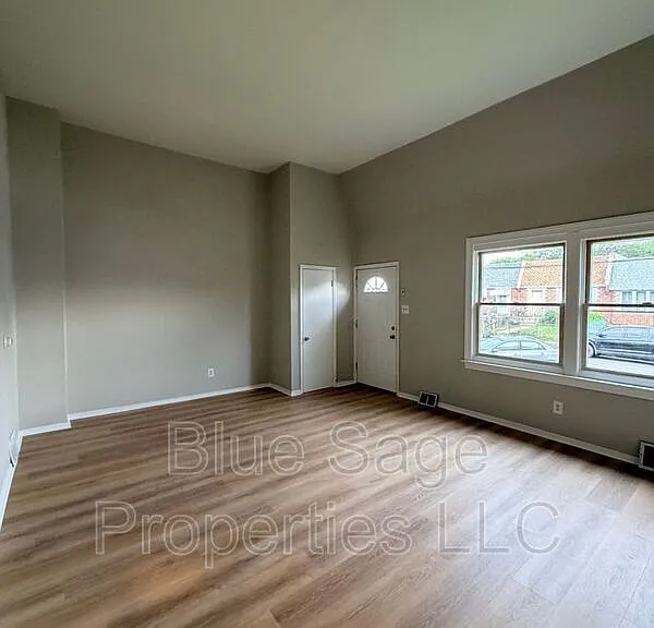 117 Ervin Ave — Photo 4