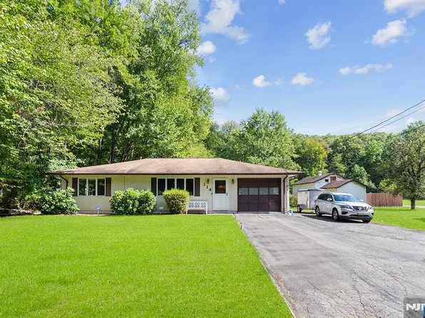 114 Van Dam Ave, Bloomingdale, NJ 07403