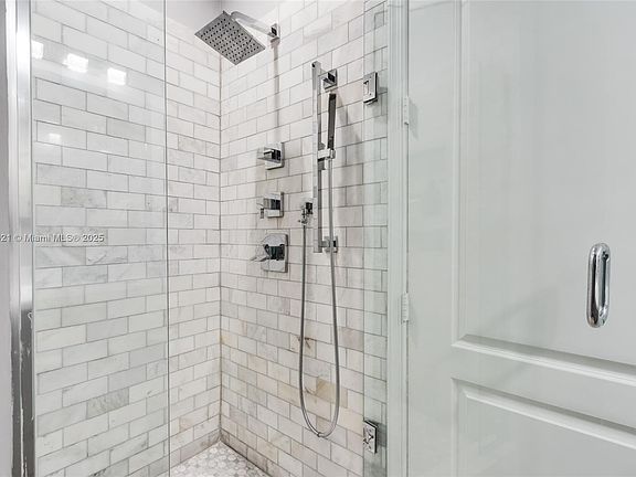5th image of 240 SW 14th Ave #240