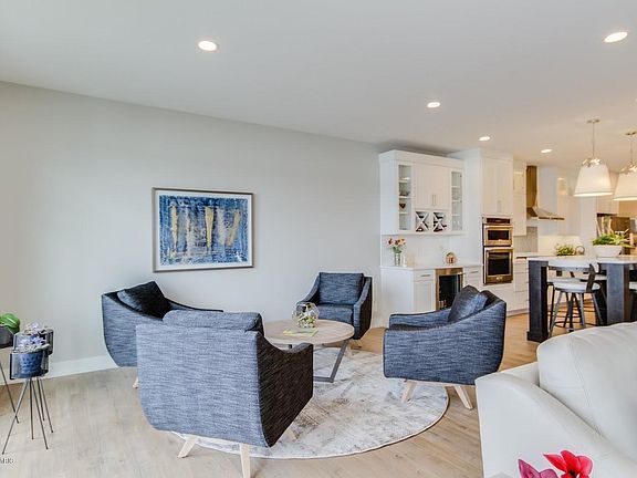 3rd image of 567 Macatawa Ave #6
