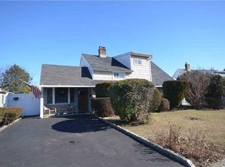 162 Scooter Ln, Hicksville, NY 11801