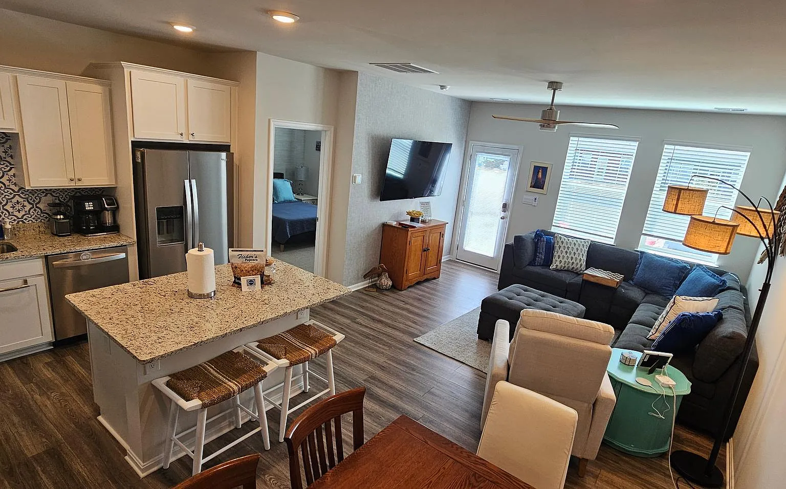 3 bed, 2.5 bath, 1676 sqft, $2,400 — Photo 2