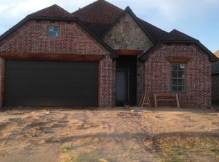 605 SW 6th St, Moore, OK 73160