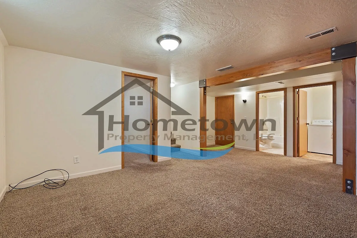Spacious 4 Bedroom 2 Bath Duplex Unit in Hayden — Photo 3