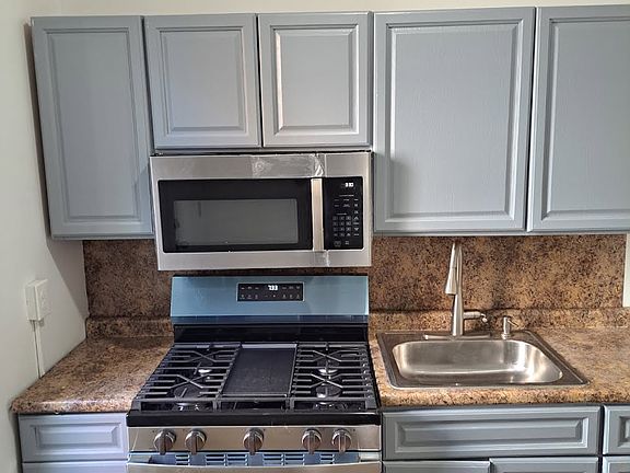 4th image of 2562 N Hollywood St