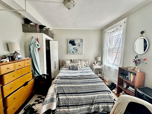 2nd image of 214 Hanover St #2