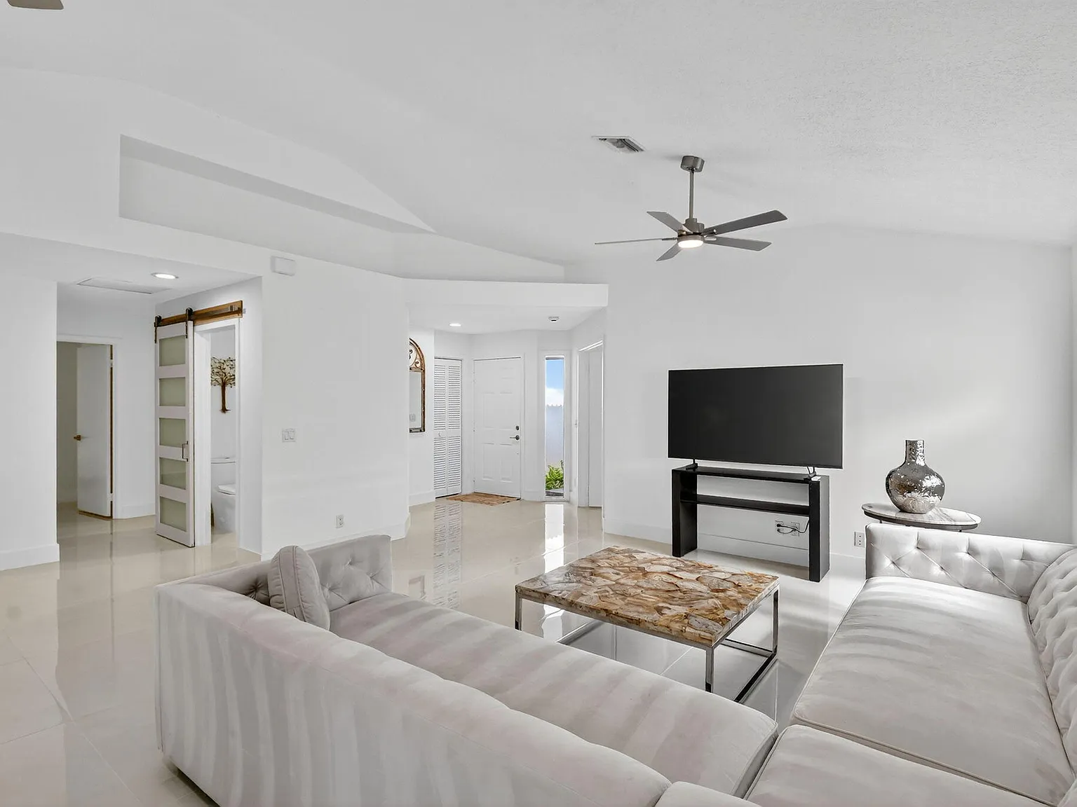 2 bed, 2.5 bath, 1482 sqft, $13,000 — Photo 3