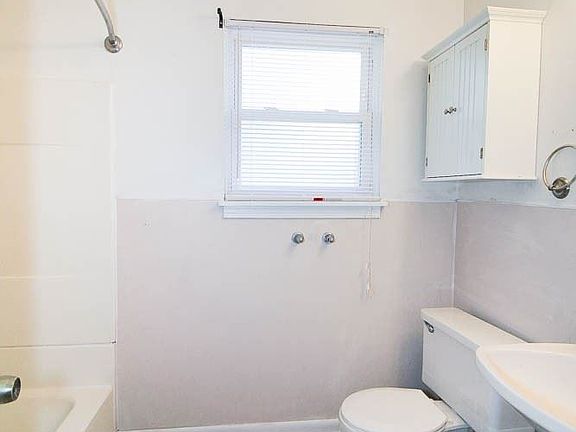 4th image of 202 E Linden St #1